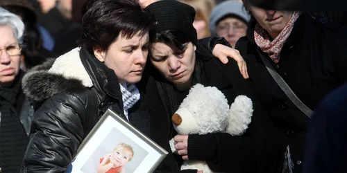 Mama fetiţei înecate a ţinut în braţe, în timpul înmormântării, un ursuleţ de pluş