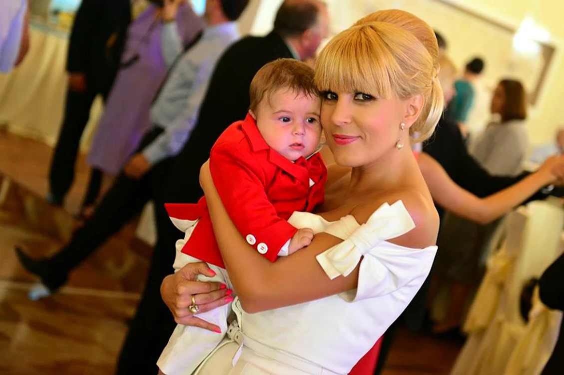 Elena Udrea nu şi-a lăsat finul din braţe nici la petrecere (foto: Elena Udrea/Facebook)