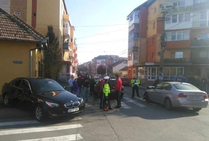 Una dintre maşini a lovit o femeie cu un copil în cărucior. Foto: ziarulunirea.ro