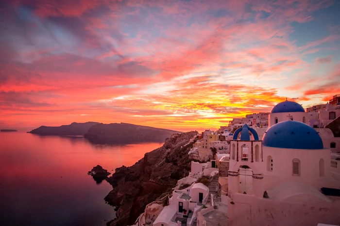 Santorini este renumită pentru cele mai spectaculoase apusuri din Grecia Foto Planet Bell dms
