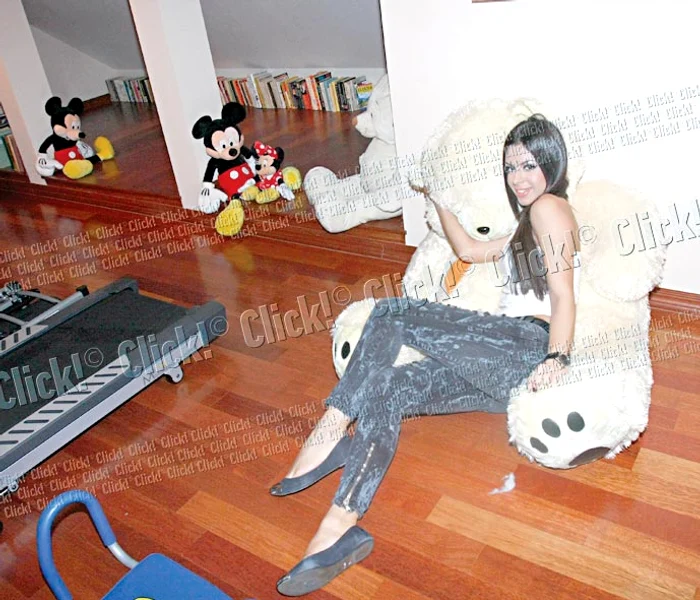 Mansarda e plină cu jucării şi cărţi