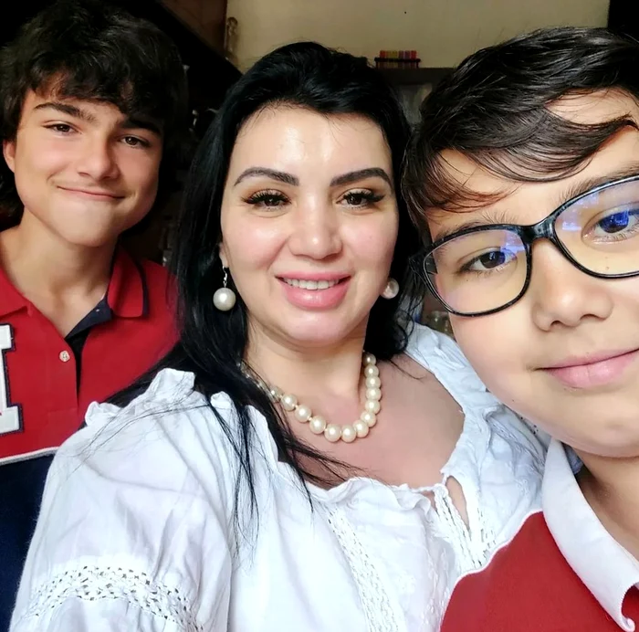 Adriana Bahmuțeanu și cei doi copii ai săi / foto: arhiva
