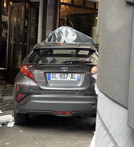  Panică la Paris. Un vehicul a intrat pe terasa unei cafenele. Un mort și mai mulți răniți