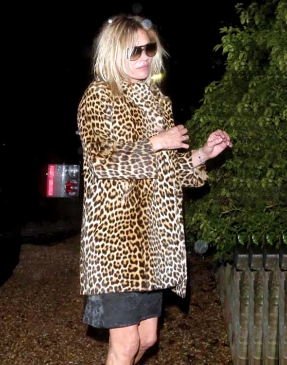 
    Kate Moss a ieșit  cam afumată  din club  