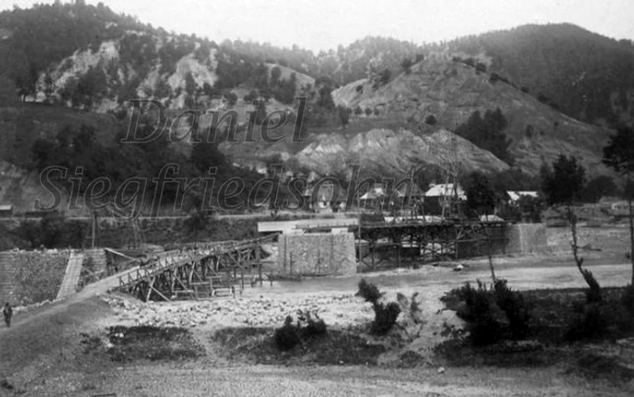 Imagini de arhivă - Podul de cale ferată în arc de la Proieni - Brezoi din Vâlcea - cu nit de aur - începerea construcţiei în 1899 - actualmente monument istoric Foto Daniel Siegfriedsohn