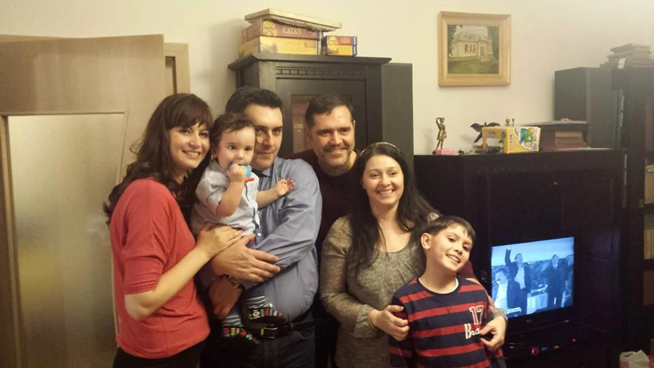 Gheorghe Ifrim, alături de prieteni de familie, de soția, Roxana, și de unul dintre băieții lor