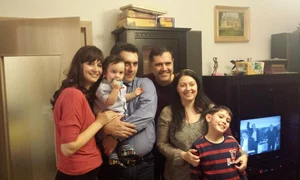 Gheorghe Ifrim, alături de prieteni de familie, de soția, Roxana, și de unul dintre băieții lor jpeg