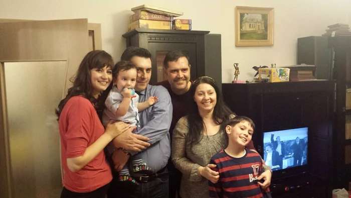 Gheorghe Ifrim, alături de prieteni de familie, de soția, Roxana, și de unul dintre băieții lor