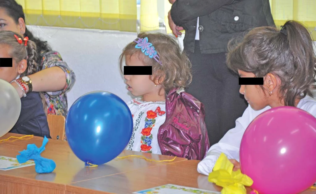 
    Delia Ayana (în mijloc), o fetiţă cu voinţă  