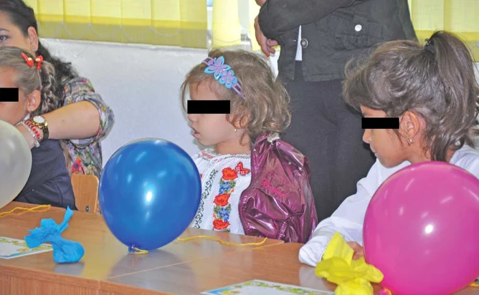 Delia Ayana (în mijloc), o fetiţă cu voinţă