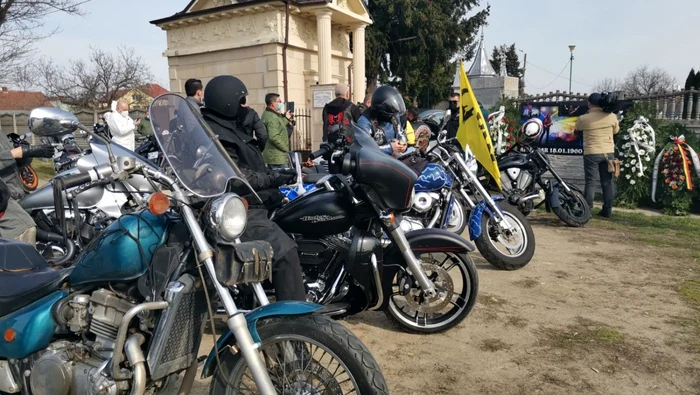 Adi Bărar a fost condus pe ultimul drum de prietenii motociclişti FOTO Ş.Both