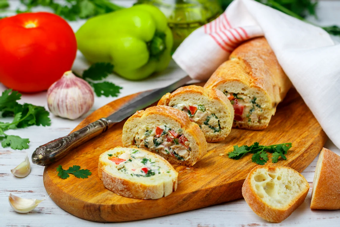bagheta umpluta salata pui shutterstock 1809904027 jpg