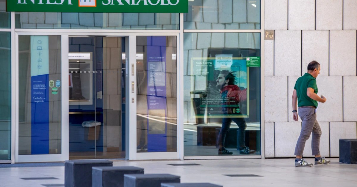 Probleme pentru clienții preluați de Intesa Sanpaolo