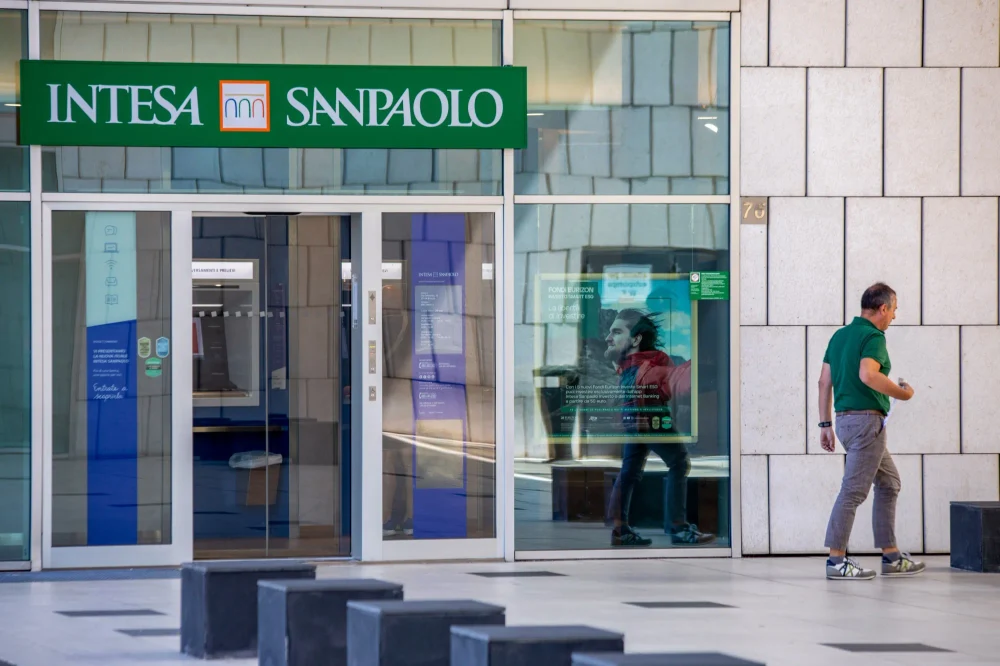 Probleme pentru clienții preluați de Intesa Sanpaolo: aplicația de banking și cardurile inaccesibile