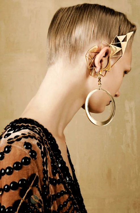 În fiecare zi, creatorii de bijuterii inventează modele noi