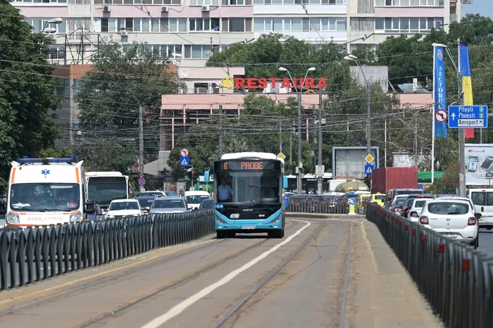 
    Autobuzele STB au primit în premieră dreptul de a merge pe linia de tramvaiFoto: pmb.ro  