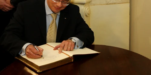 Mihai Răzvan Ungureanu scrie in cartea de vizită de la Muzeul Mihail Kogălniceanu din Iaşi