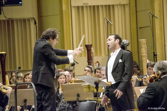 Leo Hussain (stânga), dirijând partitura lui Schönberg FOTO Andrei Gîndac