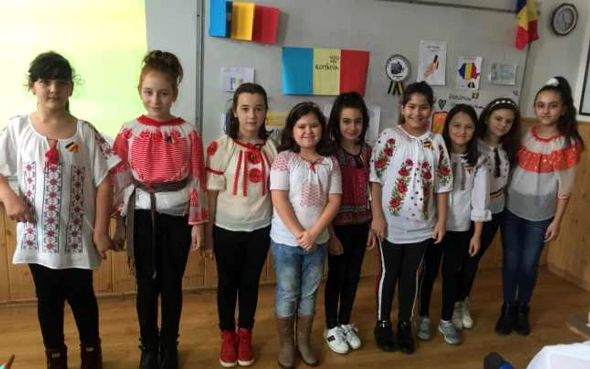 Hadeel Alzahrani din Râmnicu Vâlcea şi colegele ei de clasă de la Şcoala Anton Pann Foto Daciana Stoica