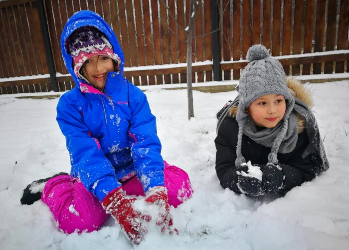 
    Copiii sunt fericiți când ninge ca să se poată da cu sania ori să facă oameni de zăpadăFOTO: Click!  