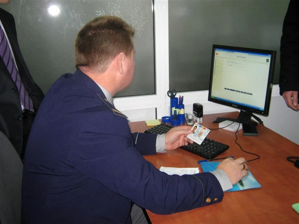 Oamenii legii au descoperit că tânărul era dat în urmărire naţională