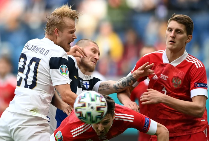 
    Rușii și finlandezii au dat o bătălie acerbă pentru mingeFoto: EPA-EFE  