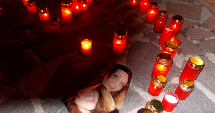 Rudele celor morţi în accidente au aprins lumânări pentru aceştia FOTO Ionuţ Benea