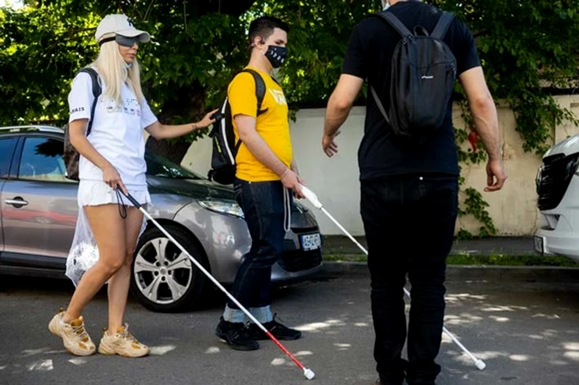 Muzicianul Cornel Ilie, de la trupa Vunk, în metrou, însoțit de George, un tânăr nevăzătorFotografii: Facebook / Melania Medeleanu