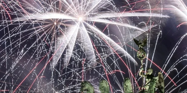 Focuri de artificii iluminează cerul peste Poarta Brandenburgului în timpul sărbătorilor de Revelion din Berlin Germania FOTO EPA EFE  Clemens Bilan 