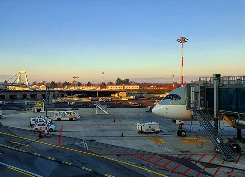 Redenumirea aeroportului din Milano după Silvio Berlusconi strârnește revoltă în Italia: „Ce urmează, Bunga Bunga Airlines?”