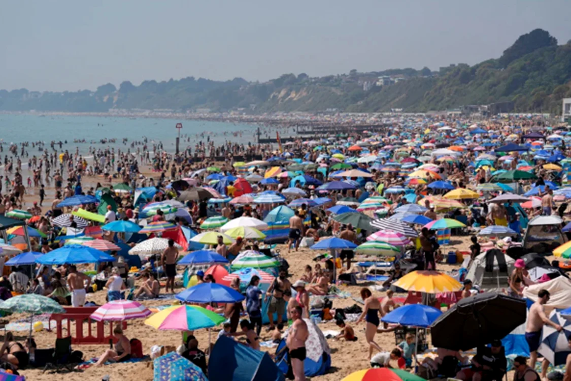 Plajă aglomerată în Marea Britanie. Foto: : AP