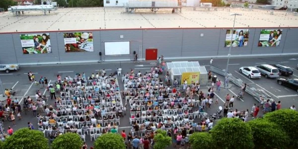 calarasi seara de film in aer liber foto kaufland.ro
