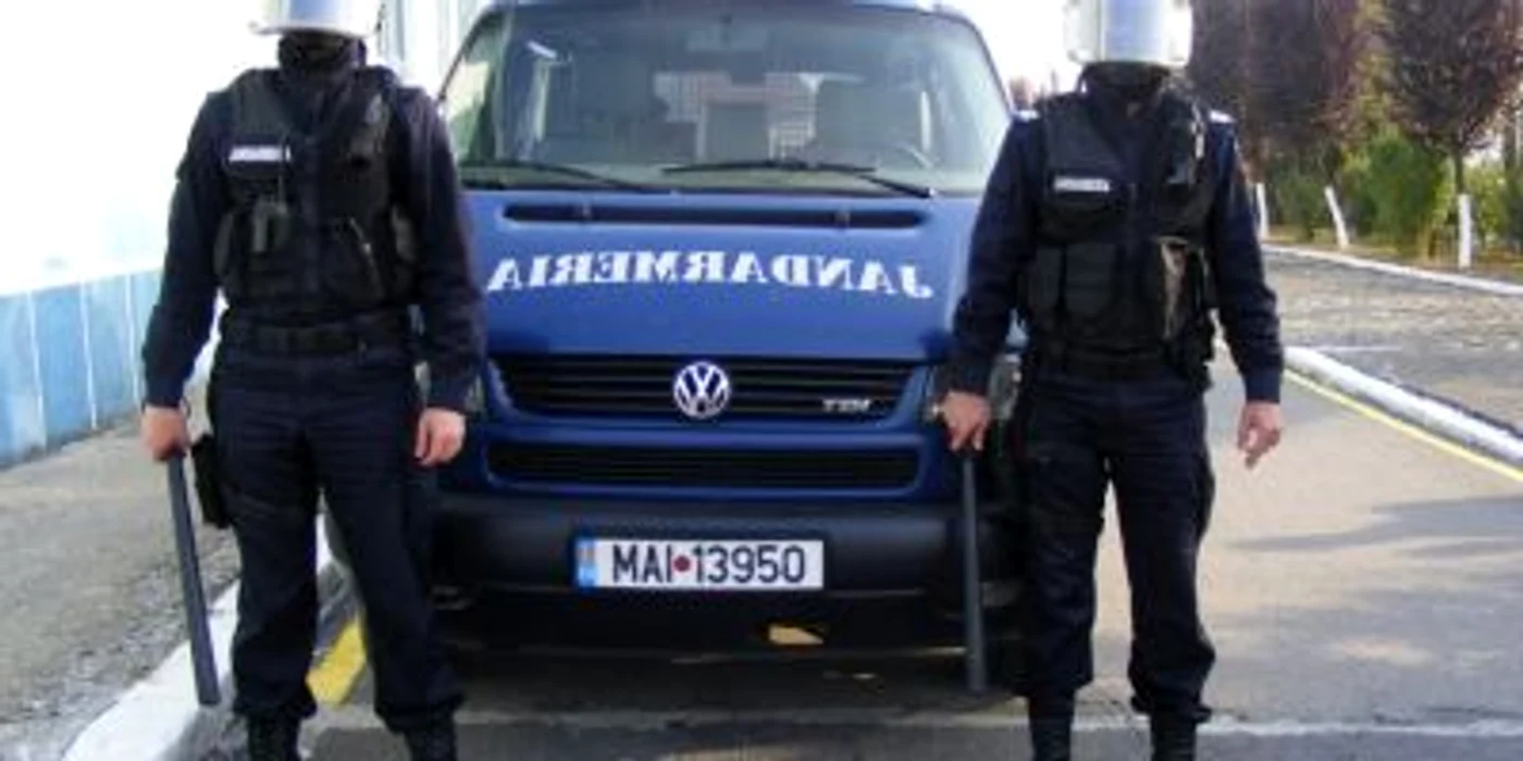 Asupra femeii au fost descoperite maimulte plicuri cu praf alb. Sursa foto: arhivă
