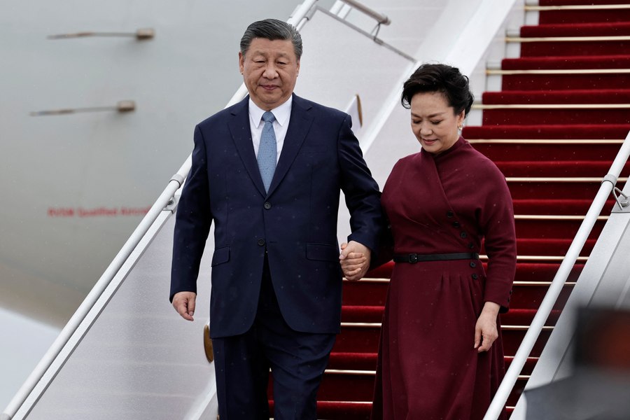 Xi Jinping a ajuns la Paris, unde are întrevederi cu Emmanuel Macron. Franța îi cere să „aducă Rusia la realitate” FOTO