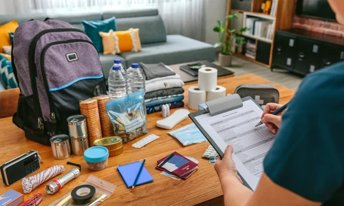 Kit de urgenta - rucsac - bagaj - trusa - provizii FOTO Shutterstock 