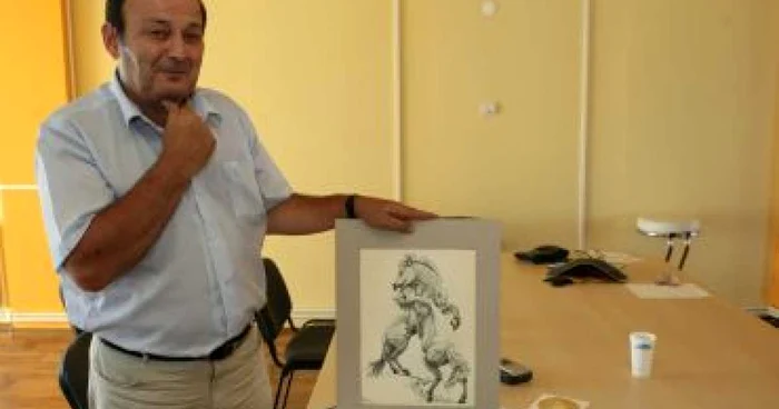 Craiova: Viorel Popescu este un electrician care pictează pe foiţe de aur