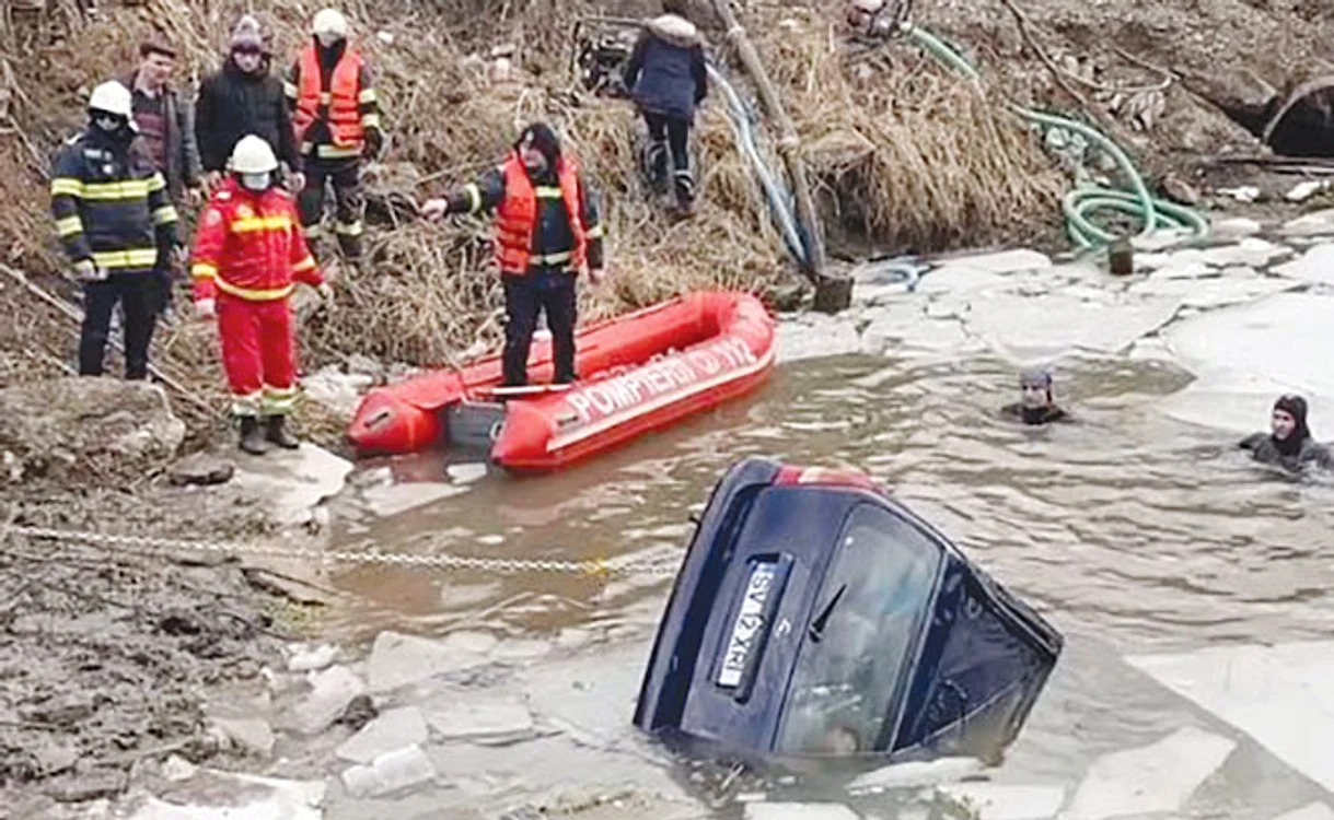 Maşina a fost scoasă cu greu din groapă