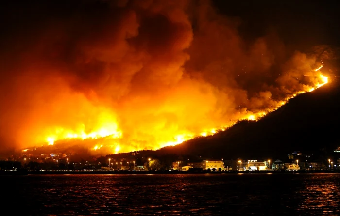 Incendiu forestier de amploare în apropiere de Split, Croaţia Foto: EPA