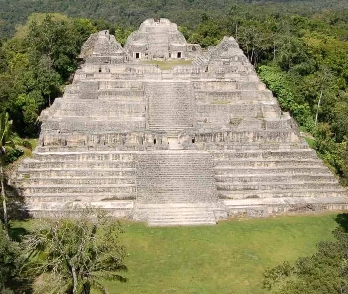 Vasta metropolă mayașă Caracol, ascunsă adânc în jungla din Belize