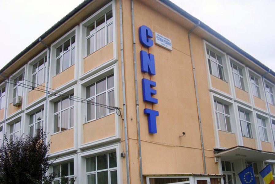 Elevii de la un liceu de prestigiu din Târgu Jiu îngheață de frig în clase. „Fiica mea venit acasă cu mâinile vinete“