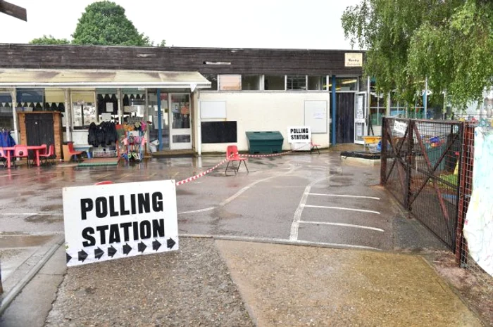 
    Teresa Hicks (68 de ani) a avut o vestimentație puternic politizată la votfoto: Metro.co.uk  