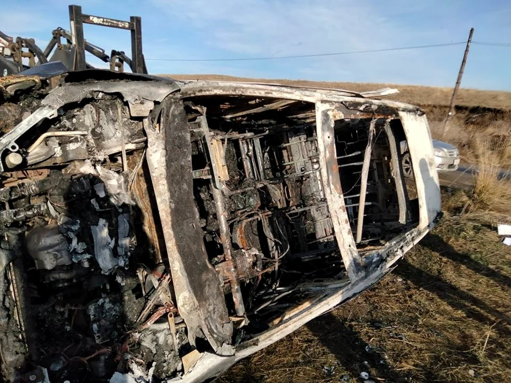 Maşina incendiată de hoţi a fost distrusă în totalitate FOTO vremeanoua.ro