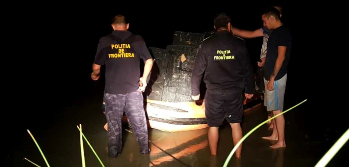 Cei doi cetăţeni sârbi prinşi în flagrant de poliţiştii de frontieră severineni FOTO STPF Mehedinţi