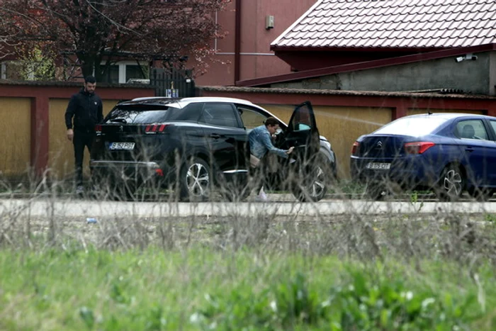 Le-a încărcat bagajele, apoi le-a condus la vila din Pipera