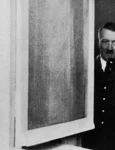 Dictatorul nazist Adolf Hitler preia un apel telefonic la Wolfsschlucht I, sediul său central din Bruly-de-Pesche, în timpul campaniei din vest, mai-iunie 1940 (© Getty Images)