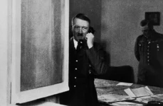 Dictatorul nazist Adolf Hitler preia un apel telefonic la Wolfsschlucht I, sediul său central din Bruly-de-Pesche, în timpul campaniei din vest, mai-iunie 1940 (© Getty Images)