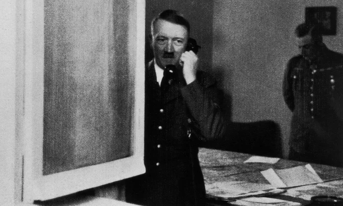 Dictatorul nazist Adolf Hitler preia un apel telefonic la Wolfsschlucht I, sediul său central din Bruly-de-Pesche, în timpul campaniei din vest, mai-iunie 1940 (© Getty Images)
