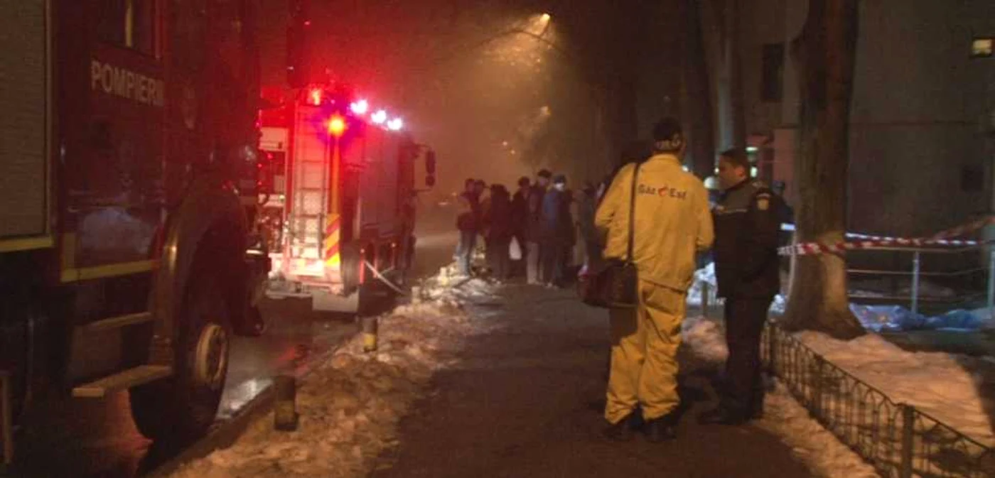 Mai
 multe echipaje de pompieri au intervenit duminică seara pentru 
stingerea unui incendiu izbucnit într-un bloc din centrul municipiului 
Vaslui  FOTO: Adevărul