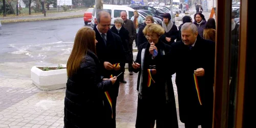 Primarul Aurel Simionescu, directorul Centrului, Maria Puşcaciu şi preşedintele CJ, Bunea Stancu, au tăiat panglica inaugurală