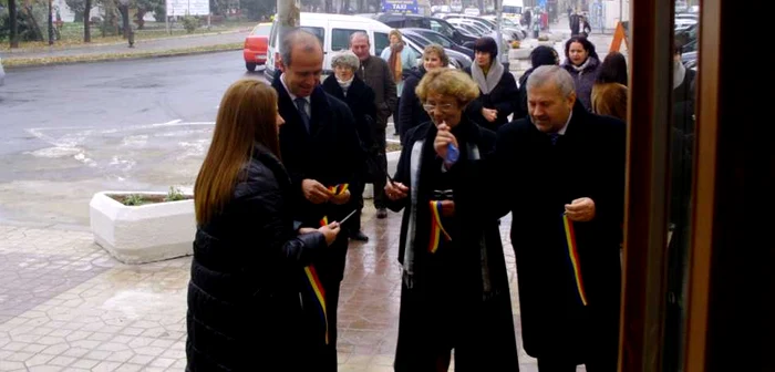 Primarul Aurel Simionescu, directorul Centrului, Maria Puşcaciu şi preşedintele CJ, Bunea Stancu, au tăiat panglica inaugurală